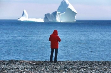 加拿大纽芬兰小镇新景点 45米巨型冰山停靠岸边