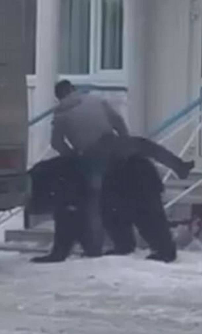 “战斗民族”：俄罗斯男子街头骑黑熊