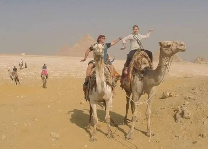 埃及旅游逗趣片疯传 澳洲情侣变大红人