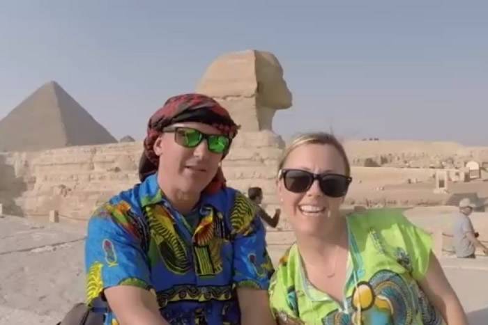 埃及旅游逗趣片疯传 澳洲情侣变大红人