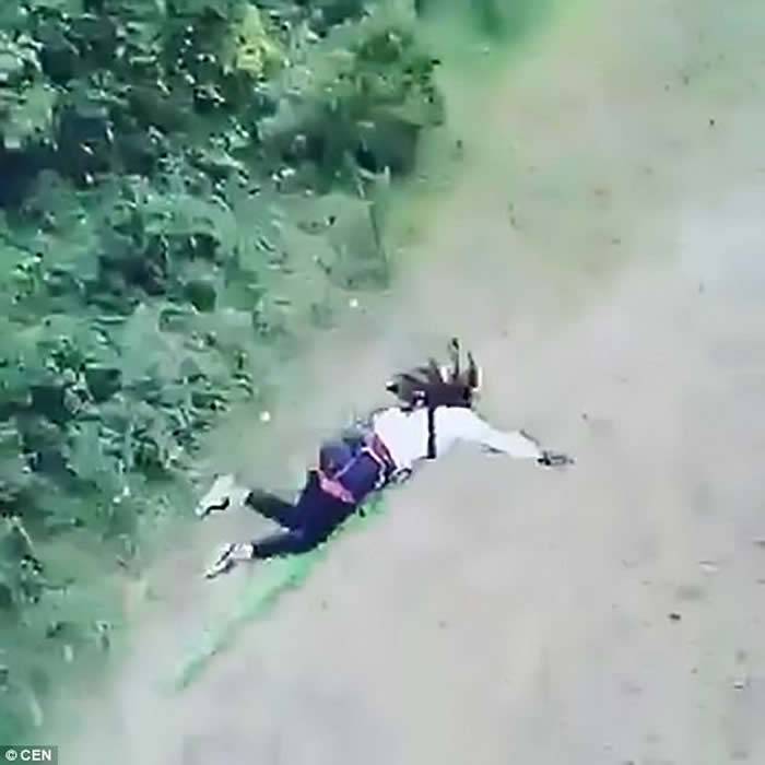 玻利维亚女子玩高空弹跳 绳子太长摔15米河中