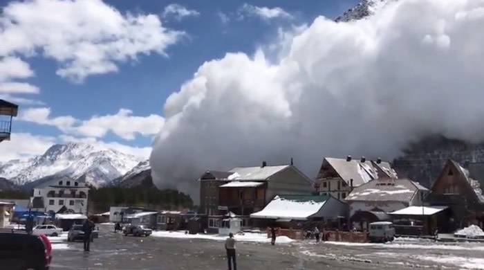 俄罗斯厄尔布鲁士山滑雪场邻近雪山突然发生大型雪崩