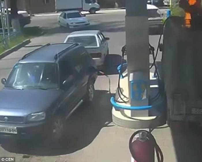 哈萨克斯坦男子居然用打火机查看油箱是否已经加满 瞬间引发大火