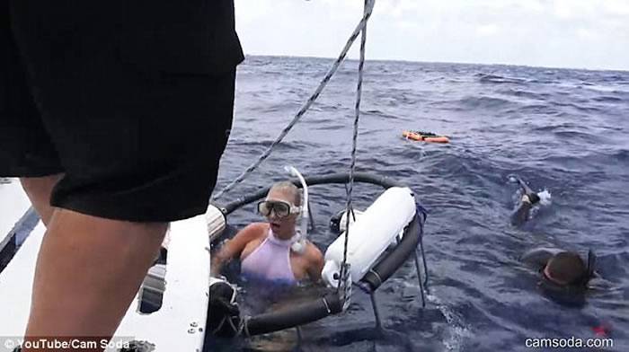 美国35岁AV女优Molly Cavalli在海中拍摄广告时遭鲨鱼咬 业者爆料做假