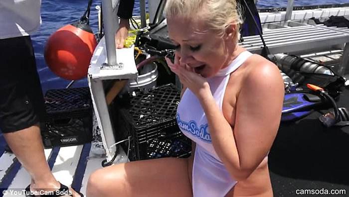 美国35岁AV女优Molly Cavalli在海中拍摄广告时遭鲨鱼咬 业者爆料做假