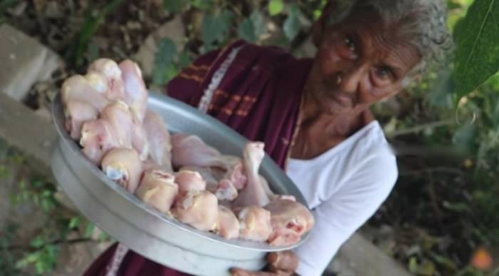 印度安得拉邦106岁老妇示范当地乡土菜烧西瓜