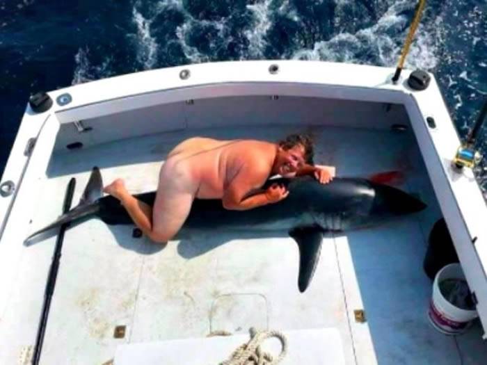 胖裸男与遭到猎捕后死亡的鲨鱼合照被炮轰