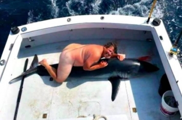 胖裸男与遭到猎捕后死亡的鲨鱼合照被炮轰