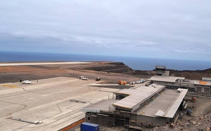 全球最没用机场——英国位于南大西洋的圣赫伦那岛迎来第一架载客民航机降落