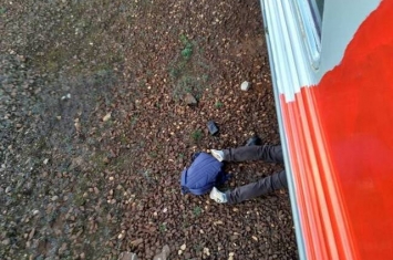 俄罗斯男子俯卧铁轨上 列车来立刻伸头当场死亡