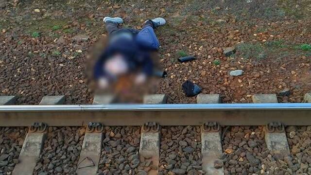 俄罗斯男子俯卧铁轨上 列车来立刻伸头当场死亡