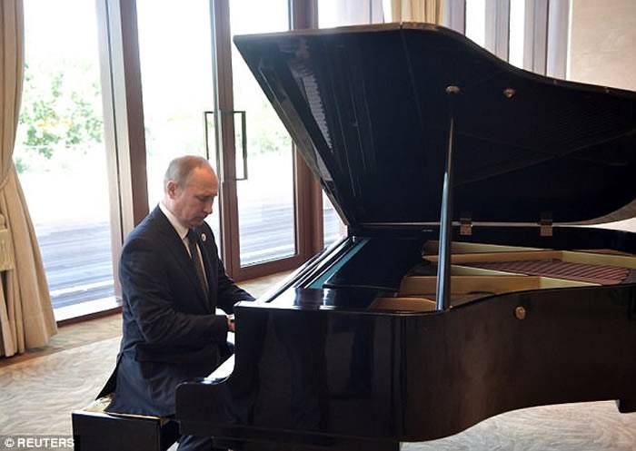 文武双全！等待和习近平见面前 俄罗斯总统普京即兴弹奏2首钢琴曲