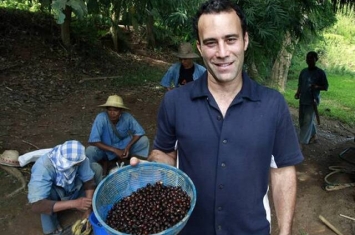 加拿大人布莱克丁金（Blake Dinkin）花10年成功从大象粪便中提炼出史上最贵咖啡