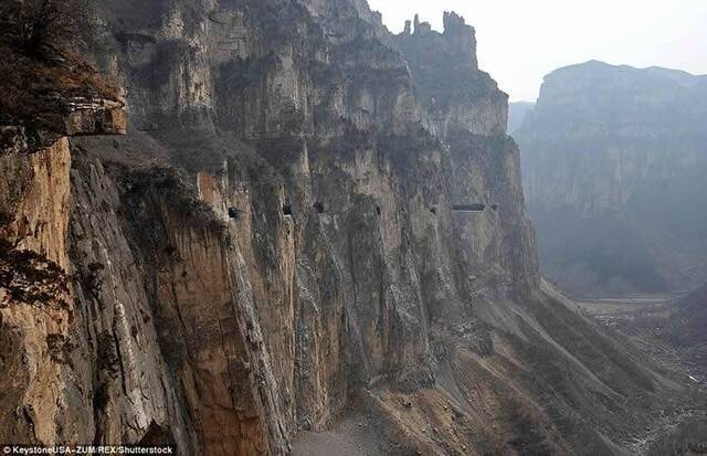 中国山西长治的虹梯关挂壁公路登上英国媒体《每日邮报》