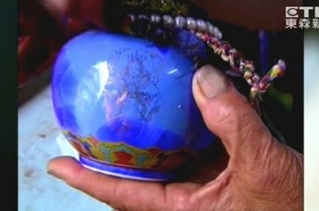 台湾志工下活水湖捕捞泰国鳢 发现水底沉着许多藏传佛教祈福圣物“龙王宝瓶”