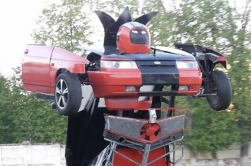 汽车变金刚！俄罗斯父子制造可以变形成机器人的汽车