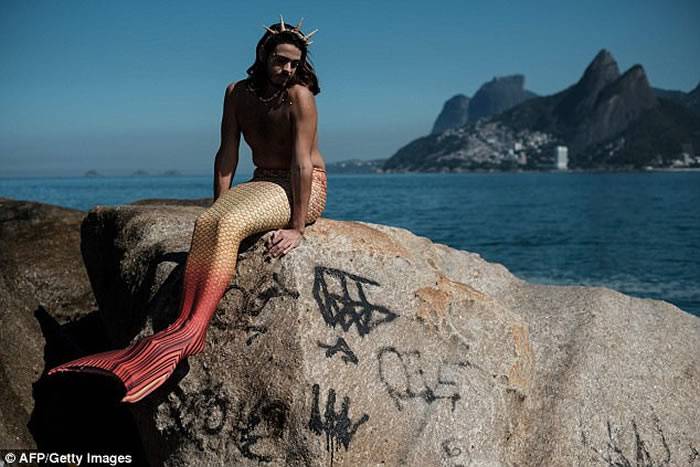 巴西男子Davi Moreira爱做“美人鱼” 懒理旁人目光