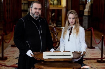 意大利女博士生游览威尼斯古老修道院时发现5000年历史短剑