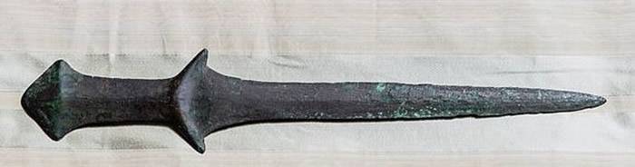 意大利女博士生游览威尼斯古老修道院时发现5000年历史短剑