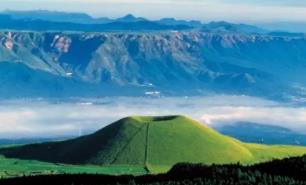 世界上最大的火山口，日本阿苏山火山（周长114公里）