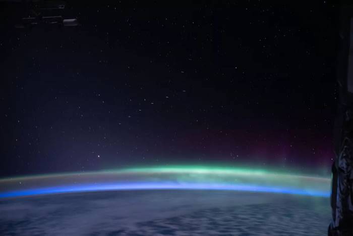 SpaceX“星链”卫星在国际空间站宇航员拍摄的南极光照片中出现
