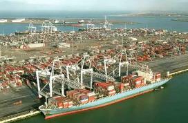 世界上最大的海港，鹿特丹位于世界上最繁忙的两大运输线交接口