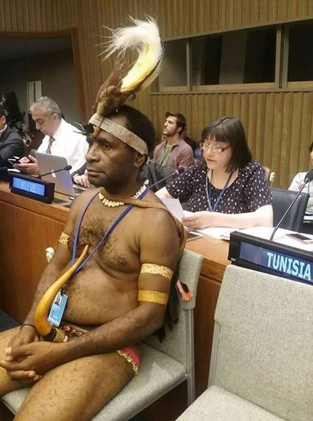 西巴布亚代表穿戴阴茎鞘出席联合国会议