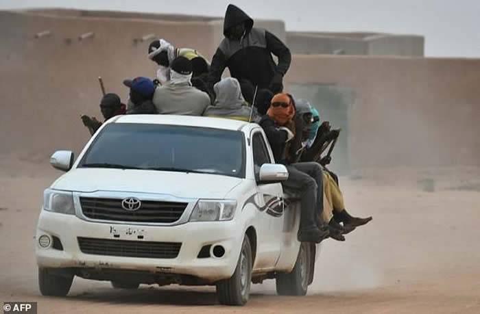 非洲难民搭乘卡车穿越撒哈拉沙漠偷渡前往欧洲 半途抛锚44人不幸活活渴死