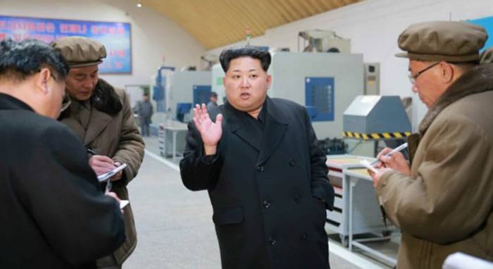 朝鲜领导人金正恩出外视察时身边高官总在记录 专家揭背后秘密：塑造亲民形象