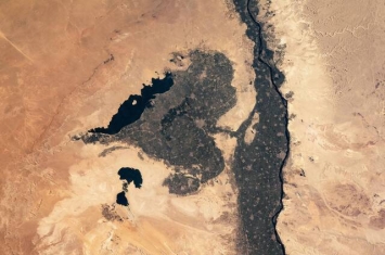 国际空间站宇航员拍下与尼罗河和西部沙漠接壤的心形盆地Faiyum绿洲照片