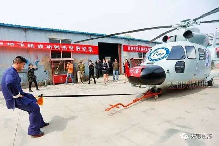 中国山东淄博“太极禅源创始人”叶伟用睾丸拖行5吨直升机打破世界纪录