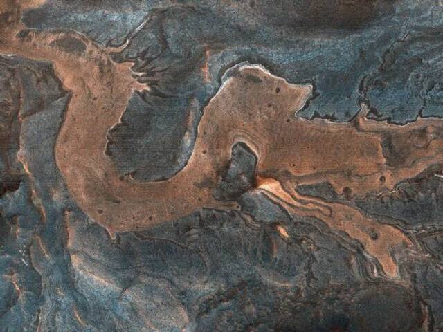 NASA火星勘测轨道飞行器HiRise团队分享火星蜿蜒峡谷照：像中国巨龙