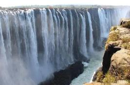 世界上最长的瀑布，基桑加尼瀑布群（分布在100公里的河道上）