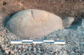 柬埔寨吴哥遗址发现半埋在地下的千年巨型石龟像