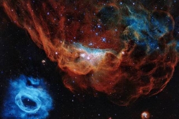 哈勃太空望远镜启用30周年首次公开星云诞生图像 NGC 2014中心的星云NGC 2020