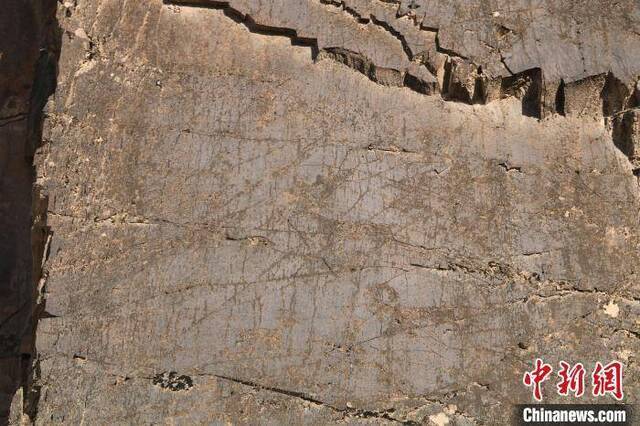 宁夏中卫市北长滩黄河南岸高山之巅发现30多座石块垒砌的古人类聚落遗址与史前岩画