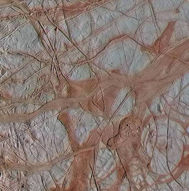 NASA发布重新处理的伽利略图像 突出了木卫二欧罗巴的“混沌地形”