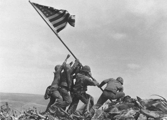二战美军《国旗飘扬在硫磺岛上》照片造假：过后翻拍