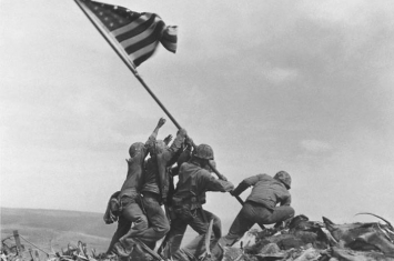二战美军《国旗飘扬在硫磺岛上》照片造假：过后翻拍