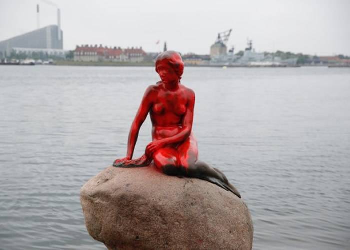 丹麦首都哥本哈根著名旅游景点美人鱼像被人淋上红油 疑为抗议捕鲸