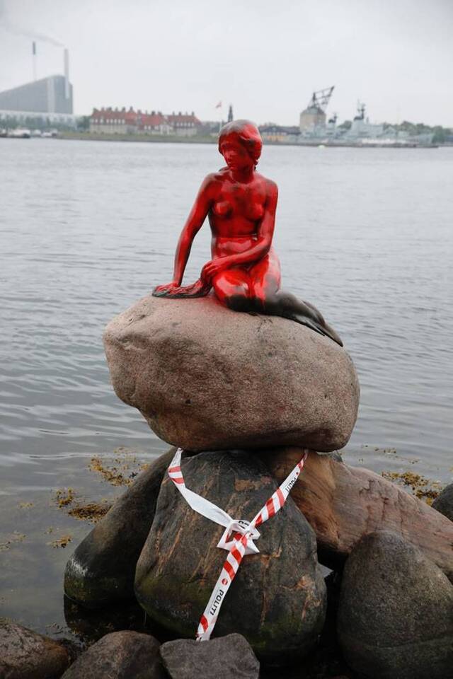 丹麦首都哥本哈根著名旅游景点美人鱼像被人淋上红油 疑为抗议捕鲸