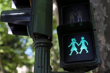 同性恋者的彩虹骄傲月：西班牙首都马德里改装行人信号灯迎接世界骄傲节