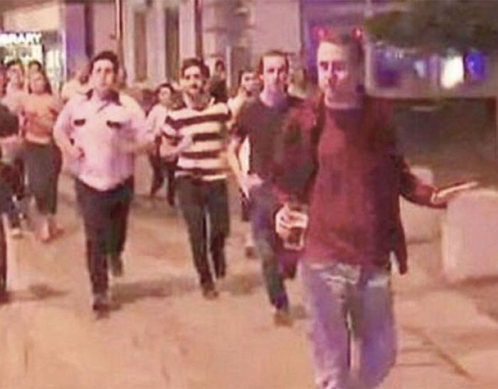 英国伦敦恐怖袭击中拿着啤酒漫步街头的淡定哥被称为英雄