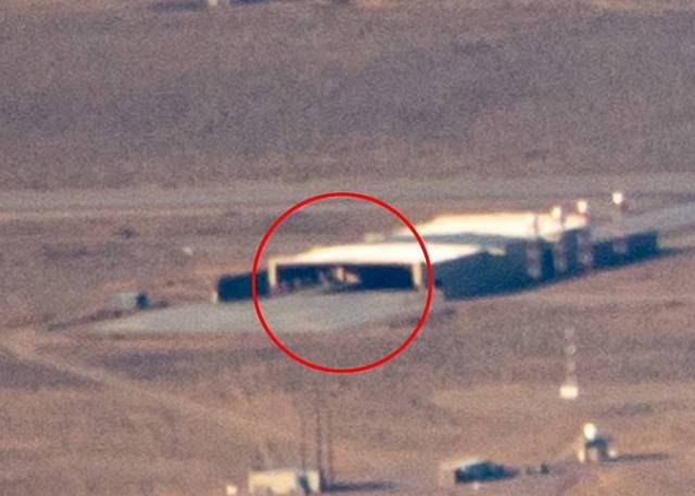美国私人飞行员飞过内华达州沙漠“51区”时拍到机库里有神秘三角形物体 引外星人疑云