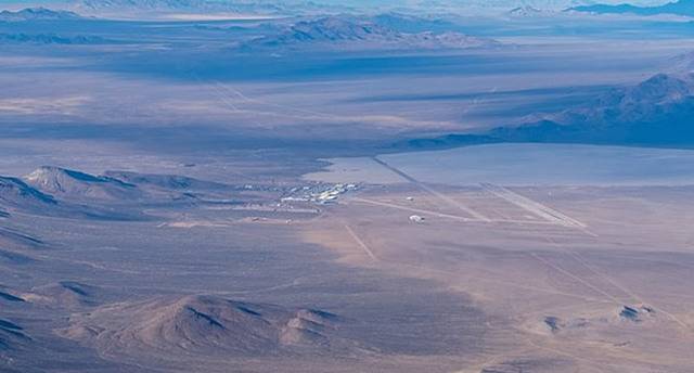 美国私人飞机飞行员Gabriel Zeifman拍摄到神秘51区的“大型不明三角物”