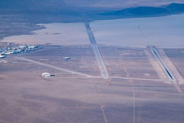 美国私人飞机飞行员Gabriel Zeifman拍摄到神秘51区的“大型不明三角物”