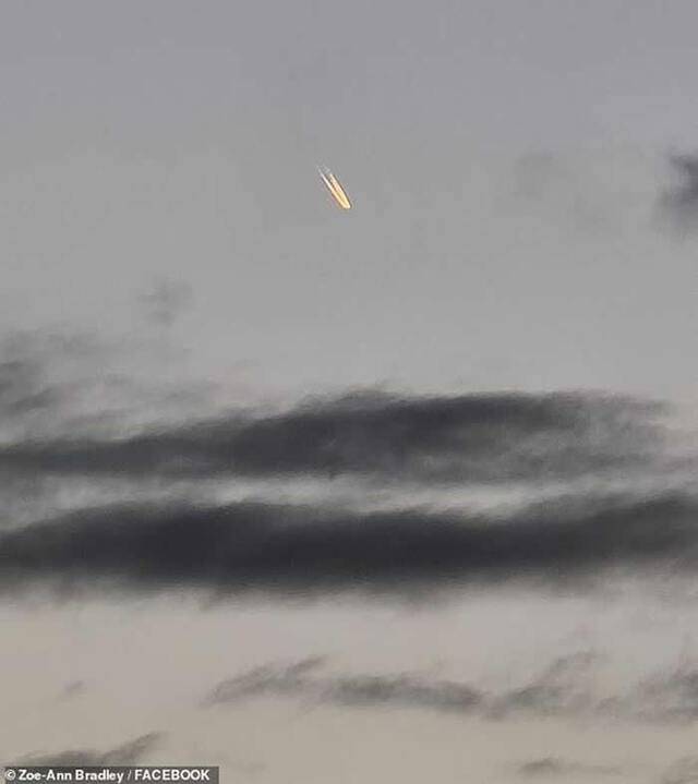 澳洲昆士兰省黄金海岸傍晚一个发光不明飞行物体划过上空
