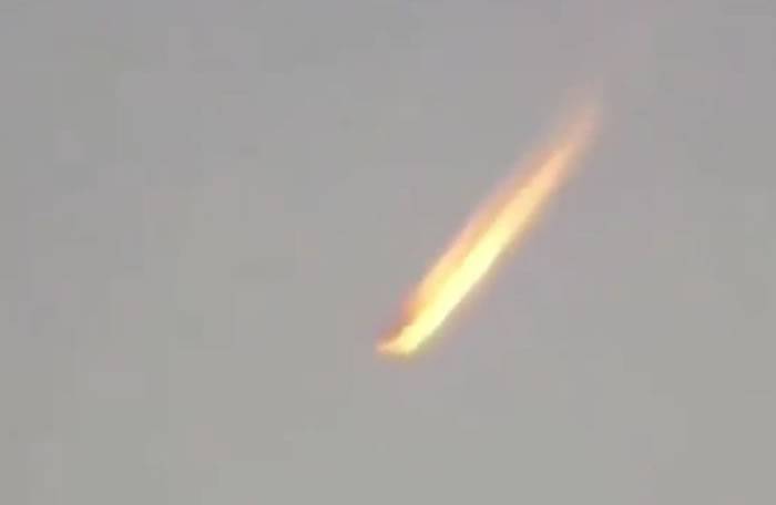 UFO？12月28日美国西弗吉尼亚州天空惊现巨大发光火柱