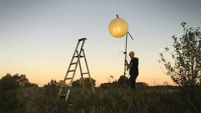 瑞典摄影师Erik Johansson制作科幻“摘月”照片