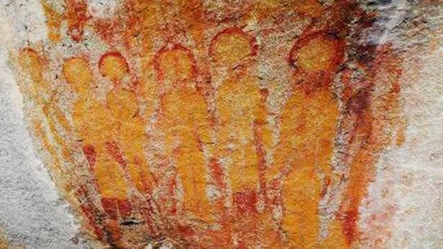 印度洞穴万年前壁画上画着外星人和不明飞行物UFO的图像
